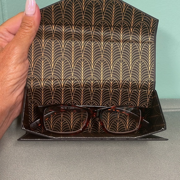 BNWOT QUILL BLACK TRIANGULAR HARD SHELL EYEGLASS CASE - Picture 4 of 4